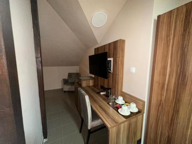 Jp Motel Mali Pariz Bor Extérieur photo