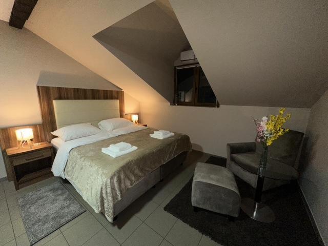 Jp Motel Mali Pariz Bor Extérieur photo
