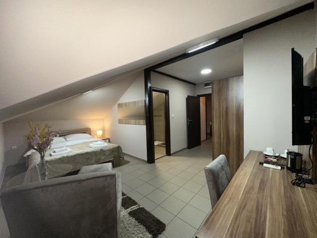 Jp Motel Mali Pariz Bor Extérieur photo