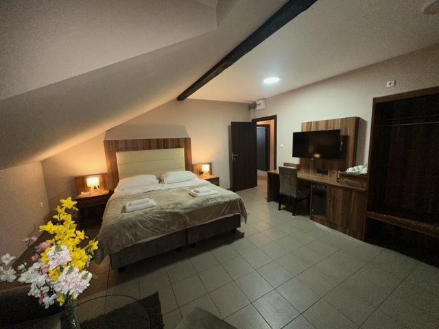 Jp Motel Mali Pariz Bor Extérieur photo