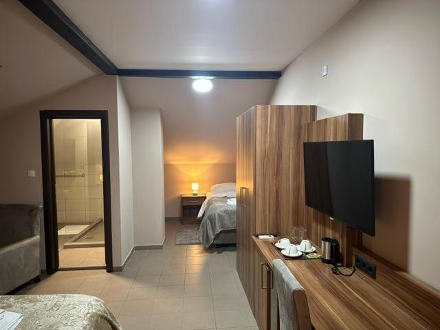 Jp Motel Mali Pariz Bor Extérieur photo