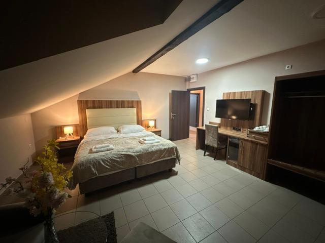 Jp Motel Mali Pariz Bor Extérieur photo