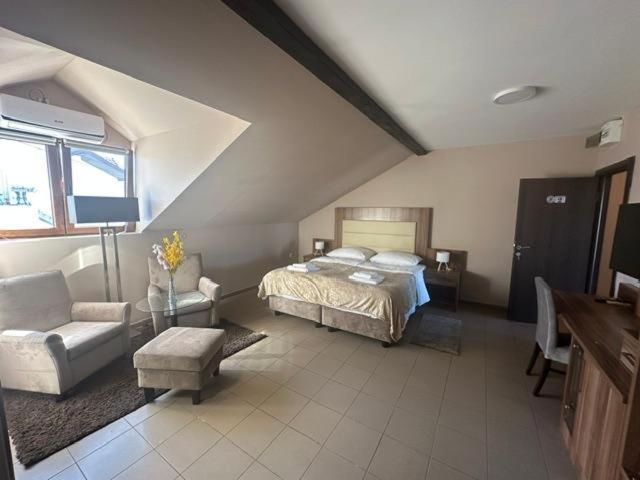 Jp Motel Mali Pariz Bor Extérieur photo